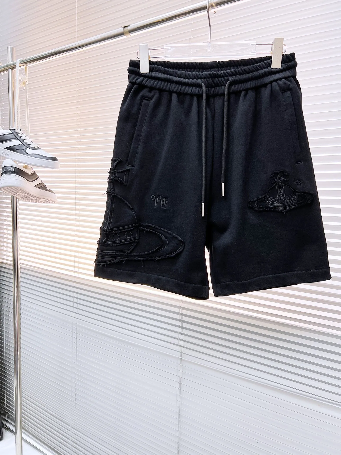 The Queen Mother's three-standard complete 2026 summer New Arrival men's casual shorts, advanced custom-made fabric Breathable fabric, Breathable elasticity and comfort, impeccable details, top-grade accessories, original logo design concept, delicate and soft feel! The upper body fit is awesome! Size: M-XXXL Please state your height and weight when ordering